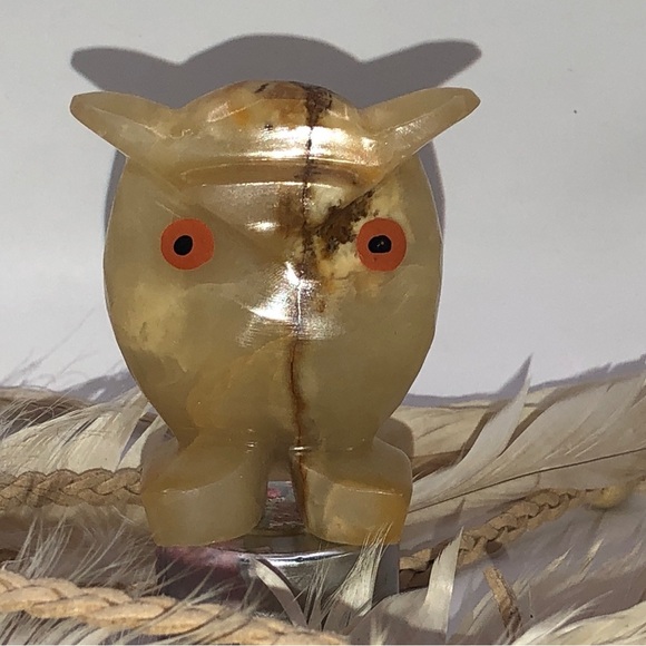 Solid Stone Agate Owl Carving in Cream and Brown - Picture 3 of 10